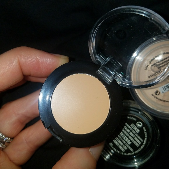 BRAND NEW concealer and setting powder - Picture 2 of 4